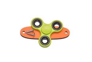 Zielony spinner do tablicy sensorycznej na pomarańczowej podstawce. 