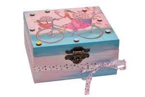 Pudełko na prezent dla dziewczynki, pudełko zdobione techniką decoupage.
