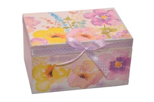 Pudełko na prezent w kwiatowy wzór, pudełko zdobione techniką decoupage. 