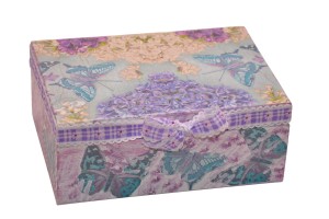 Pudełko na prezent zdobione technika decoupage w kwiatowy wzór, motyle.