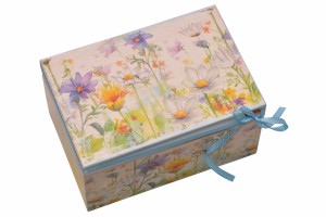 Pudełko na prezent polne kwiaty zdobione technika decoupage.  