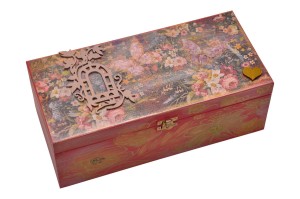 Drewniane pudełko z zamknięciem  zdobiony techniką decoupage.   