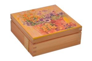 Pudełko w kwiatowy wzór - bratki, zdobione technika decoupage. 