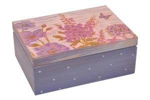 Małe pudełeczko w odcieniach liliowych z kwiatami, zdobione technika decoupage.