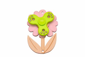 Dekor różowy kwiatuszek i zielony spinner do tablicy manipulacyjnej.    