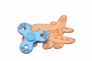 Dekor samolot i niebieski spinner do tablicy manipulacyjnej.  