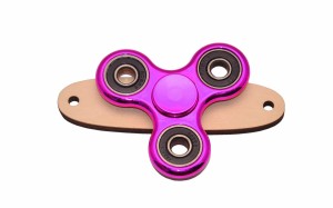Różowy spinner do tablicy sensorycznej na podstawce.    