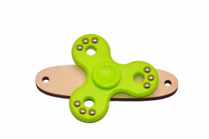 Zielony spinner do tablicy sensorycznej na podstawce. 