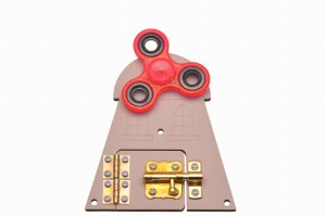 Wiatrak Montessori szary z zasuwką, spinner czerwony z brokatem.