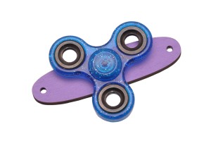 Niebieski z brokatem spinner na fioletowej podstawce do tablicy manipulacyjnej.  