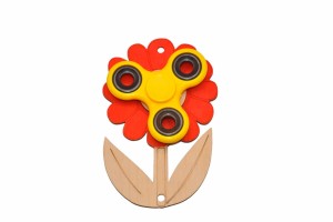 Dekor Montessori czerwony kwiatuszek i żółty spinner do tablicy manipulacyjnej.     