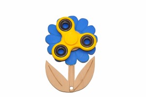 Dekor Montessori niebieski kwiatuszek i żółty spinner do tablicy manipulacyjnej.      