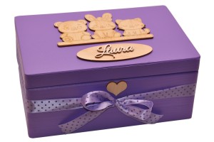 Fiołkowy kuferek z dekorami wesołe zwierzątka, drewniane pudełko na prezent. 