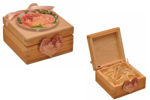 Małe pudełko, prezent - zdobione - dekor DECOUPAGE motyw róża.