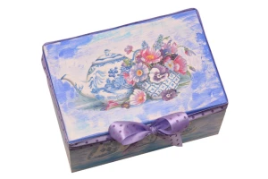Pudełko na prezent, pudełko na herbatę zdobione techniką decoupage.
