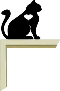 Kot ze sklejki na ramę drzwi z sercem.