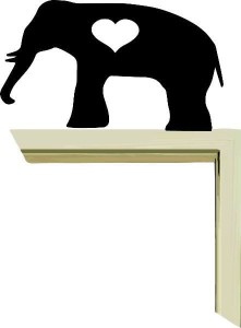 Słoń ze sklejki na ramę drzwi z sercem.