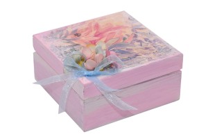 Małe pudełeczko w kwiaty na prezent decoupage.