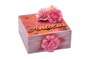 Mała szkatułka decoupage - wzór florystyczny z kwiatami.
