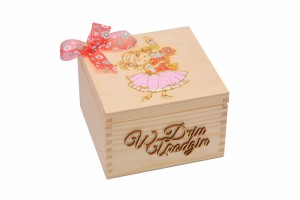 Eko malowany ręcznie kuferek z grawerem hand made.