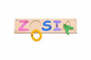 Kolorowe puzzle imię do tablicy manipulacyjnej.