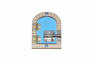 Niebieskie drzwi retro z zasuwką do tablicy manipulacyjnej