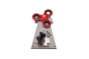Szary wiatrak z zamkiem na klucz i spinner do tablicy manipulacyjnej.