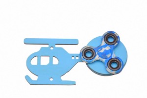 Niebieski helikopter i kolorowy spinner do tablicy manipulacyjnej. 