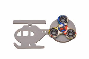 Szary helikopter i kolorowy spinner w kwiatuszki do tablicy manipulacyjnej.   