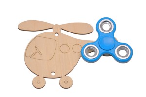 Mały helikopter i niebieski spinner do tablicy manipulacyjnej.   