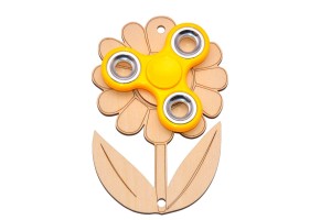 Dekor kwiatuszek i żółty spinner do tablicy manipulacyjnej.   