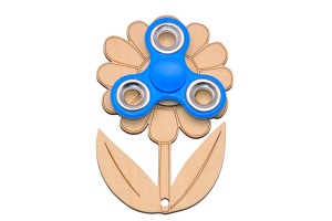 Dekor kwiatuszek i niebieski spinner do tablicy manipulacyjnej.    