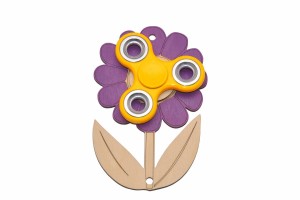 Dekor fioletowy kwiatuszek i żółty spinner do tablicy manipulacyjnej.    