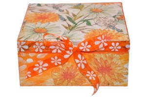 Pomarańczowe pudełko decoupage w kwiatowy wzór, pudełko z drewna na prezent.