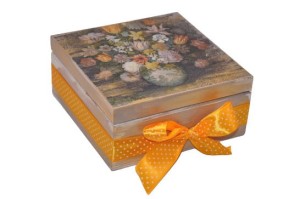 Pudełko decoupage w kwiatowy wzór z złotymi detalami.