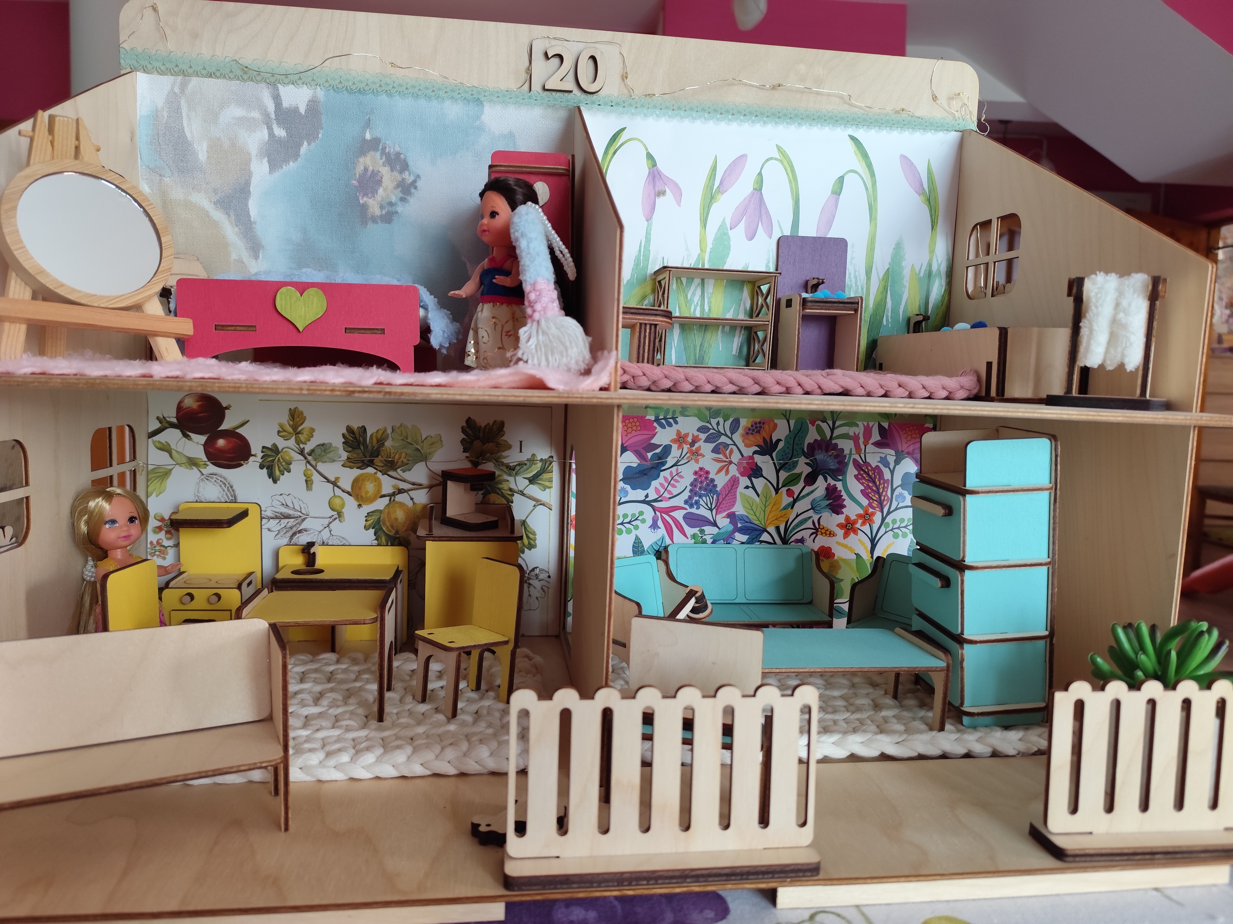 Domek dla lalek - miniaturowy świat stworzony przez dziecko.